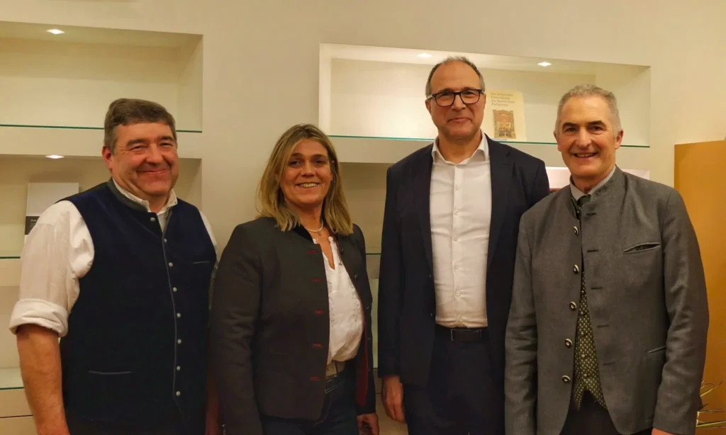 v.l. MdL Josef Lausch, Bezirksrätin Barbara Stein, Mdl Alexander Hold, Bezirksrat Sepp Hofer