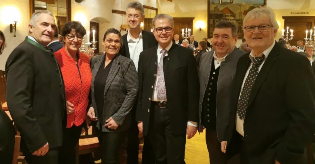 v.l. Sepp Hofer, stellv. Landrat, Bezirksrat, MdL Susann Enders, Generalsekretärin der FW, Barbara Stein Kreisrätin, Kultusminister Dr. Michael Piazolo, MdL Florian Streibl, Fraktionsvorsitzender der FW, Sepp Lausch, Kreisrat, Gerhard Schloots, Gemeinderat