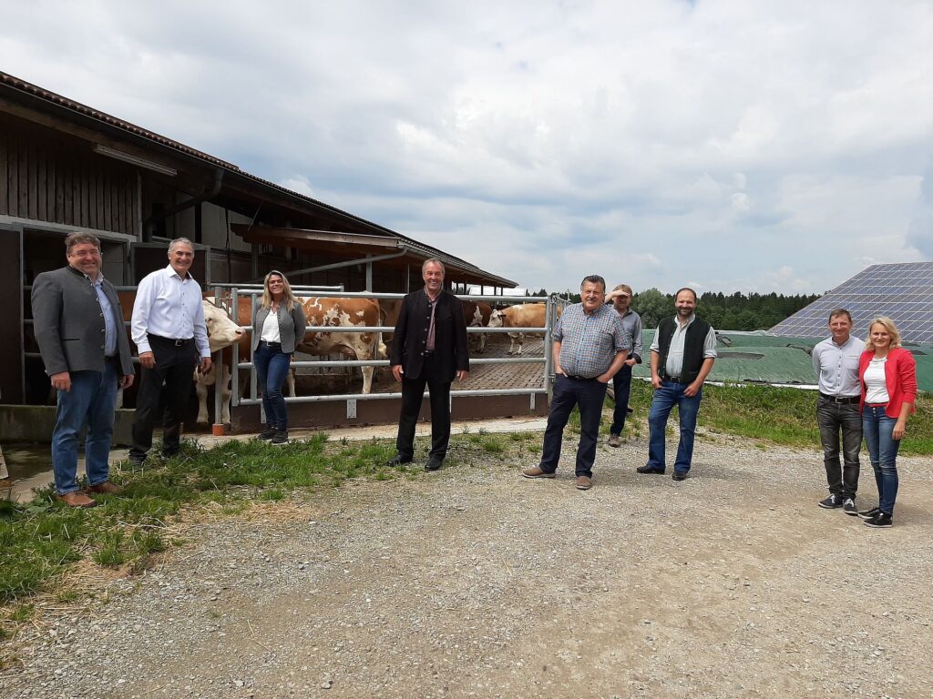 v.l.: Josef Lausch, Sepp Hofer, Kreisrätin Barbara Stein, MdL Dr. Herz, Sepp Baumann, Bürgermeister und Kreisrat Paul Dirnegger, Florian Griebl, Monika und Hans Mayerhofer.
