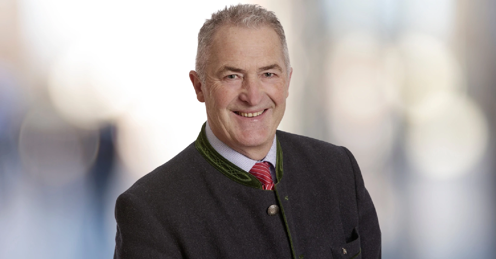 Sepp Hofer blickt in die Kamera