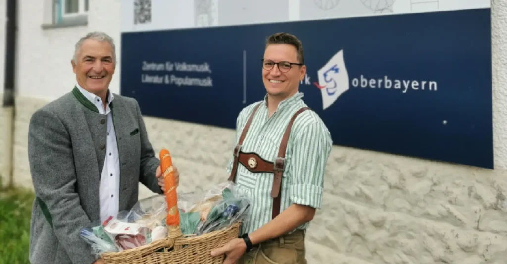 links Bezirksrat Sepp h´Hofer, rechts Leonhard Meixner