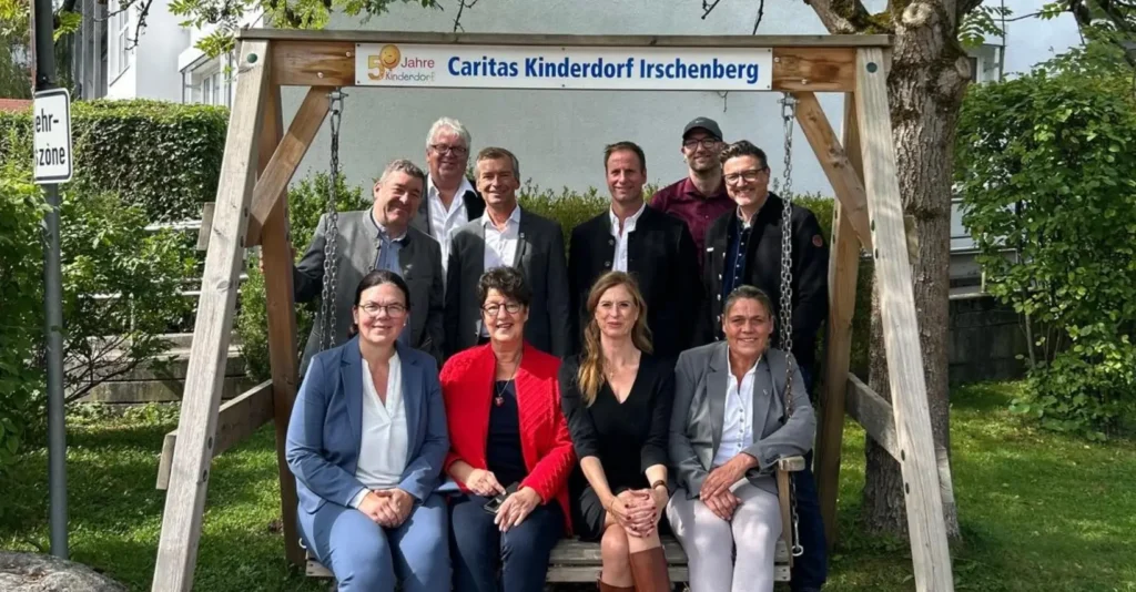 v.l. hinten: Sepp Lausch MdL, Gemeinderat Helmut Fleidl, Andreas Herbst, Jens Zangenfeind 2. Landrat, Martin Rosenberger Kreisrat , Dr. Martin Brunnhuber, MdL vorne: Susann Enders MdL, Pia Klapos, Barbara Stein, Bezirksrrätin