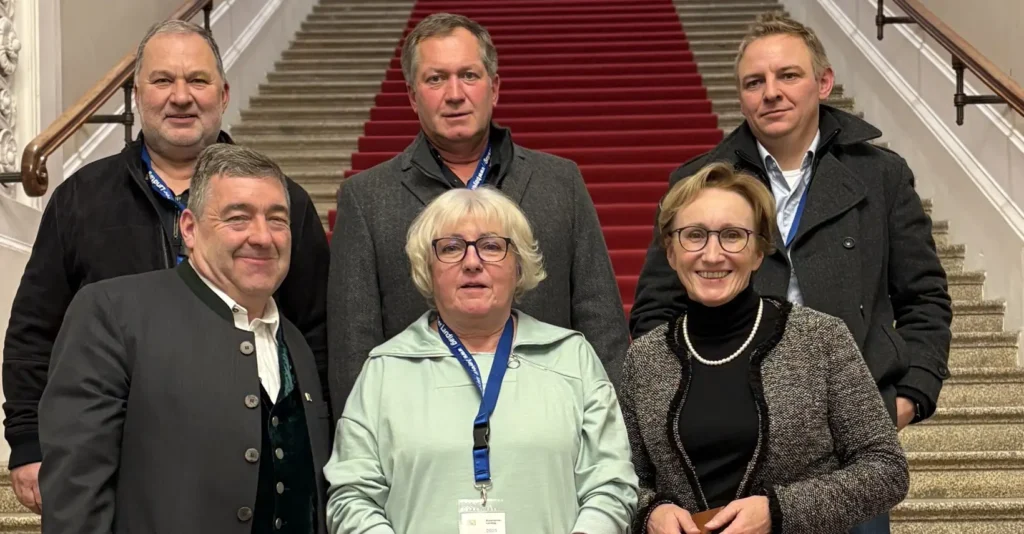 Unser Foto zeigt die Betroffenen, 1. Reihe 1.v.l MdL Sepp Lausch, Rosenheim, 1.v.r MdL Roswitha Toso, Passau