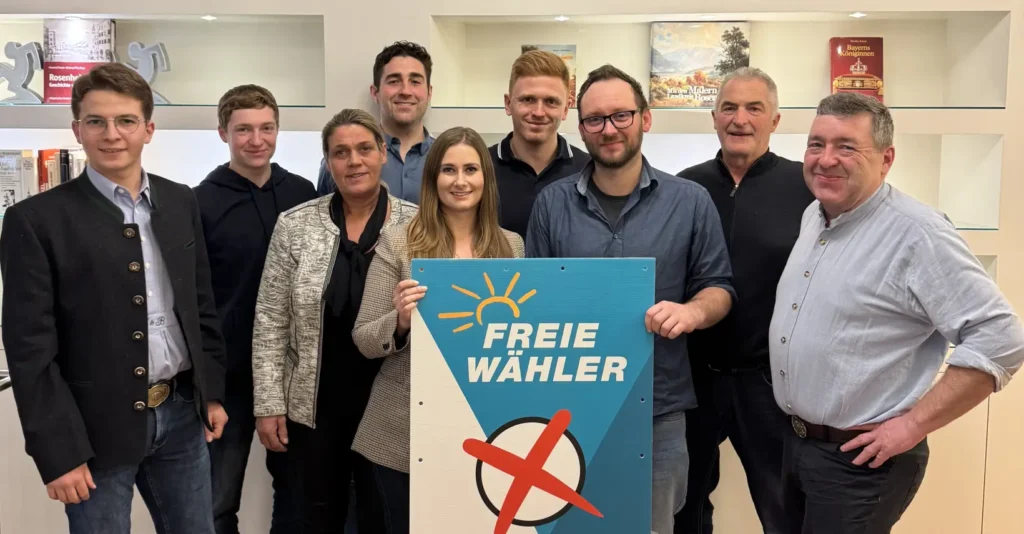 Jahreshauptversammlung der Jungen Freien Wähler im Kreis Rosenheim Unser Bild zeigt v.l.: Jacob Buys, Simon Lausch, Barbara Stein, Lukas Wimmer, Melanie Höß, Tobias Wehren, Martin Randl, Sepp Hofer, Josef Lausch