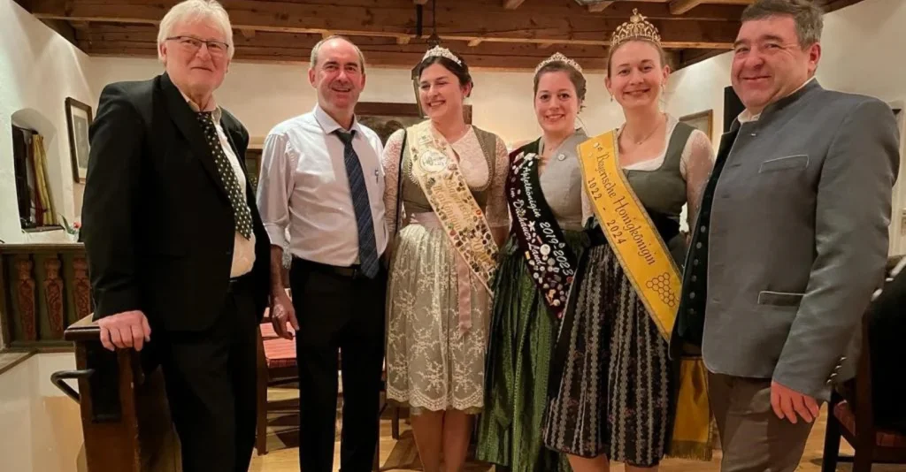 v.l. Gerhard Schloots, Landtagskandidat Rosenheim Ost, Hubert Aiwanger, einige Königinnen, darunter die Bayerische Honigkönigin, Sepp Lausch, Landtagskandidat Rosenheim West