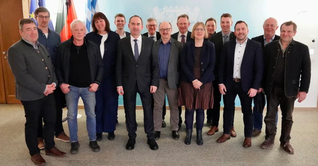 Auf Initiative und Einladung von Sepp Lausch, Fachagrarwirt für erneuerbare Energien, trafen sich kürzlich namhafte Akteure der Biogasbranche zu einem rundem Tisch im Bayerischen Wirtschaftsministerium.