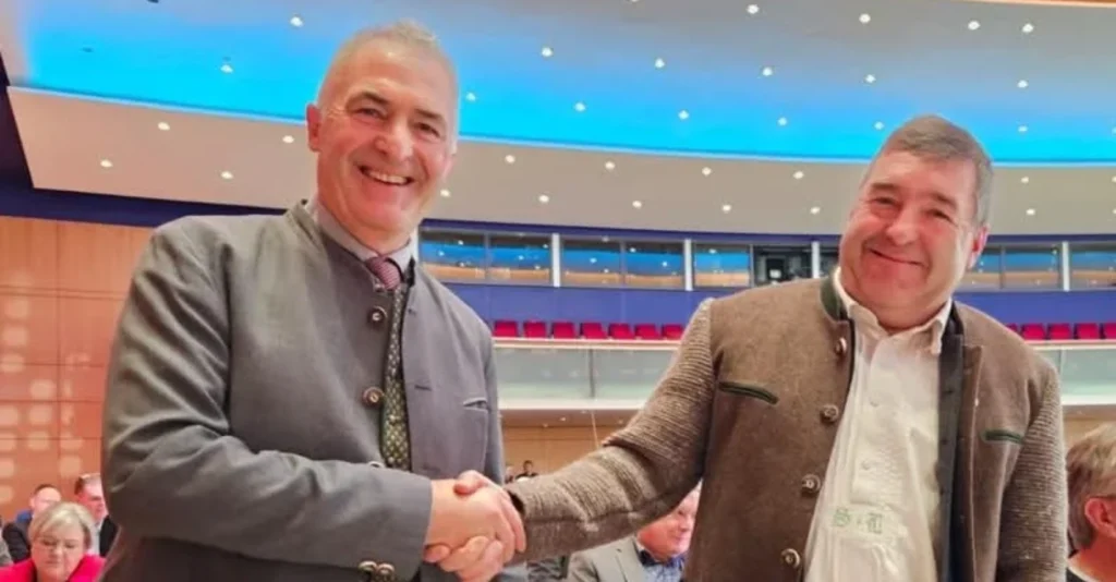 Landtagsabgeordneter Josef Lausch gratuliert den Bundestagskandidaten Sepp Hofer zur gelungenen Wahl zum oberbayerischen Spitzenkandidaten