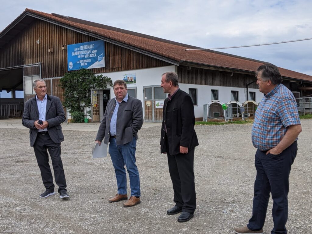 v.l.: Bezirksrat Sepp Hofer, Fraktionschef Josef Lausch, Mdl Dr. Leopold Herz, Kreisrat Sepp Baumann