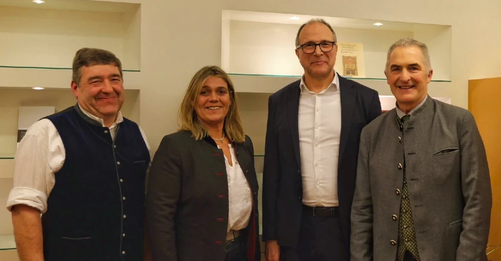 v.l. MdL Josef Lausch, Bezirksrätin Barbara Stein, Mdl Alexander Hold, Bezirksrat Sepp Hofer