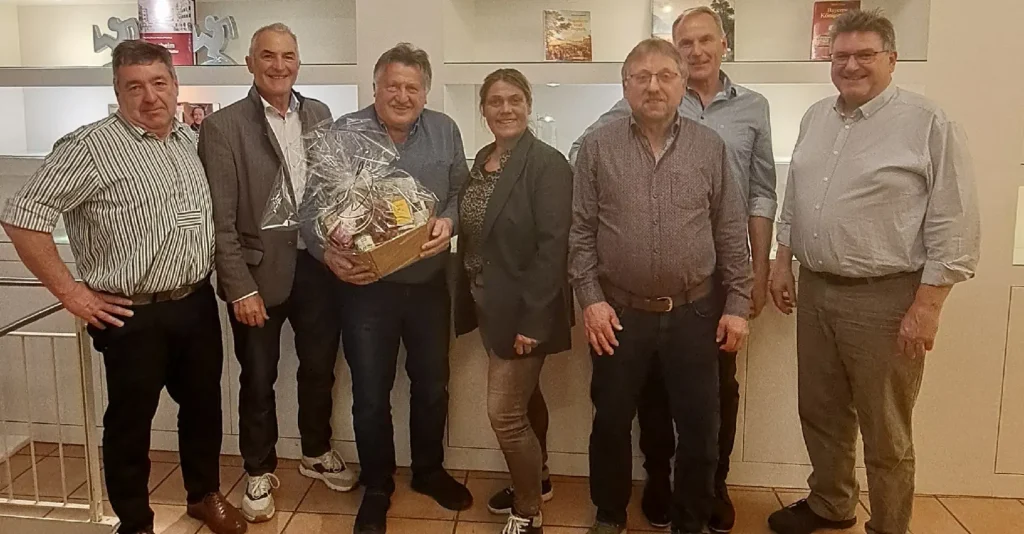 v.l.: Josef Lausch, MdL, Sepp Hofer, Bezirksrat, Sepp Baumann, Jubilar, hält einen Geschenkkorb in den Händen, Barbara Stein, Bezirksrätin, Fraktionsvorsitzende, Paul Dirnecker, Kreisrat, Georg Pritzl, Kreisrat, Stephan Heinke Kreisrat